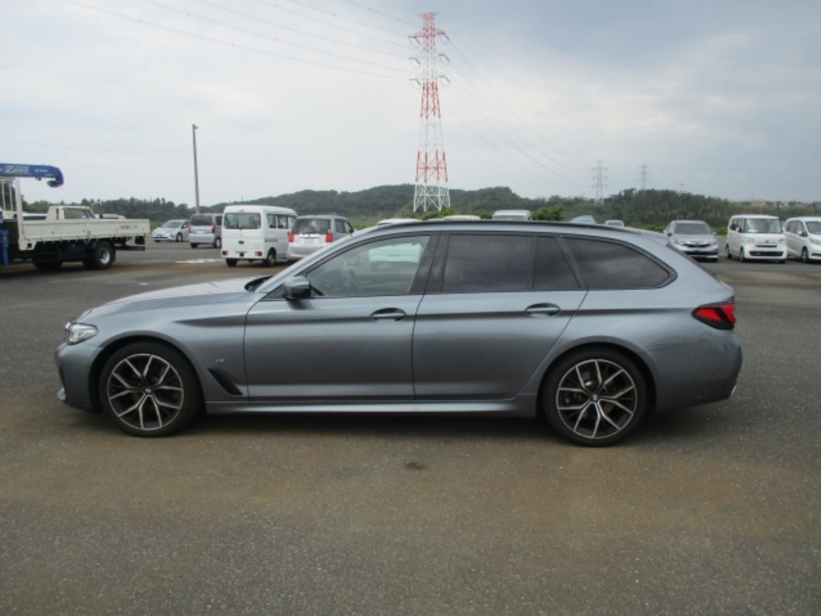 
Bmw 523d Xdrive Touring M sport Edition 2.0 2021 г. full									