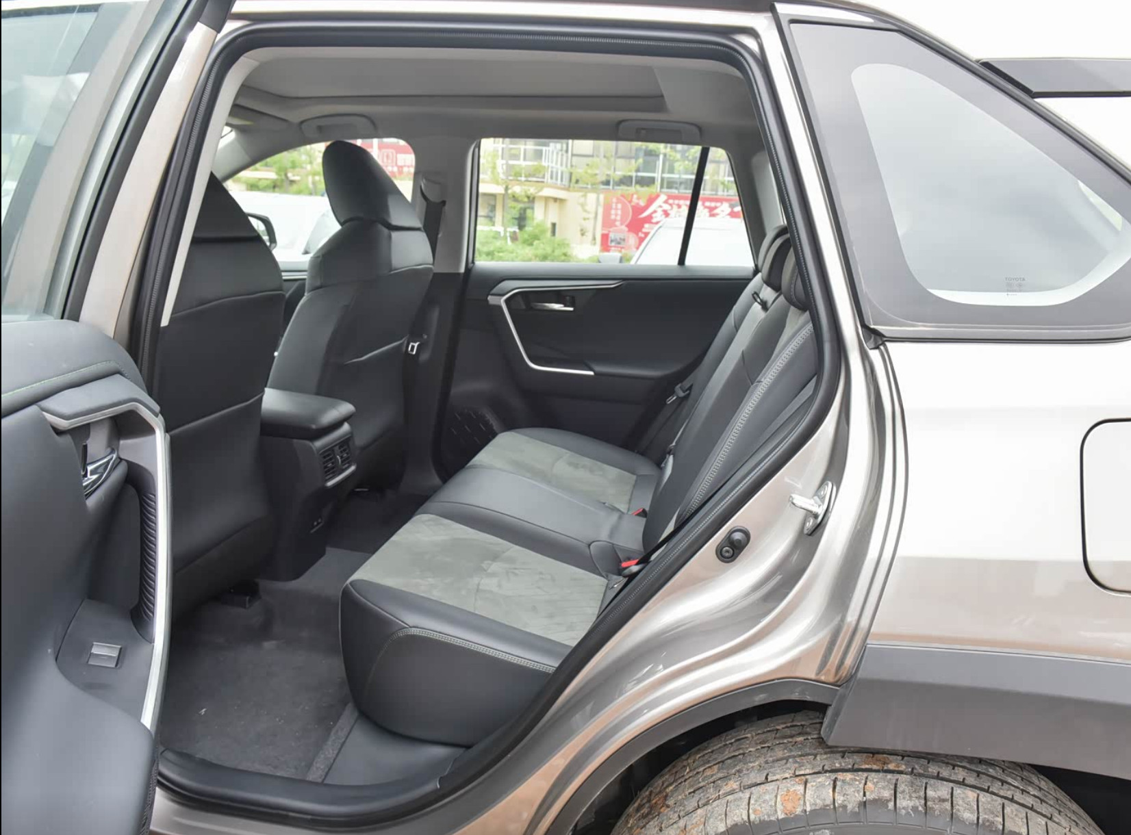 
Toyota Rav4  2.0 CVT 2 wd Adventure Flagship Edition full									